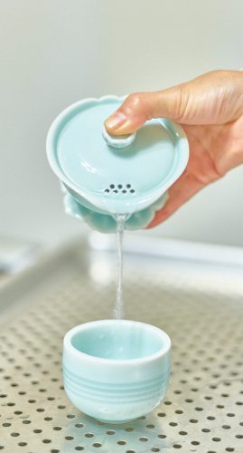 荷韻清蓮壺倒茶